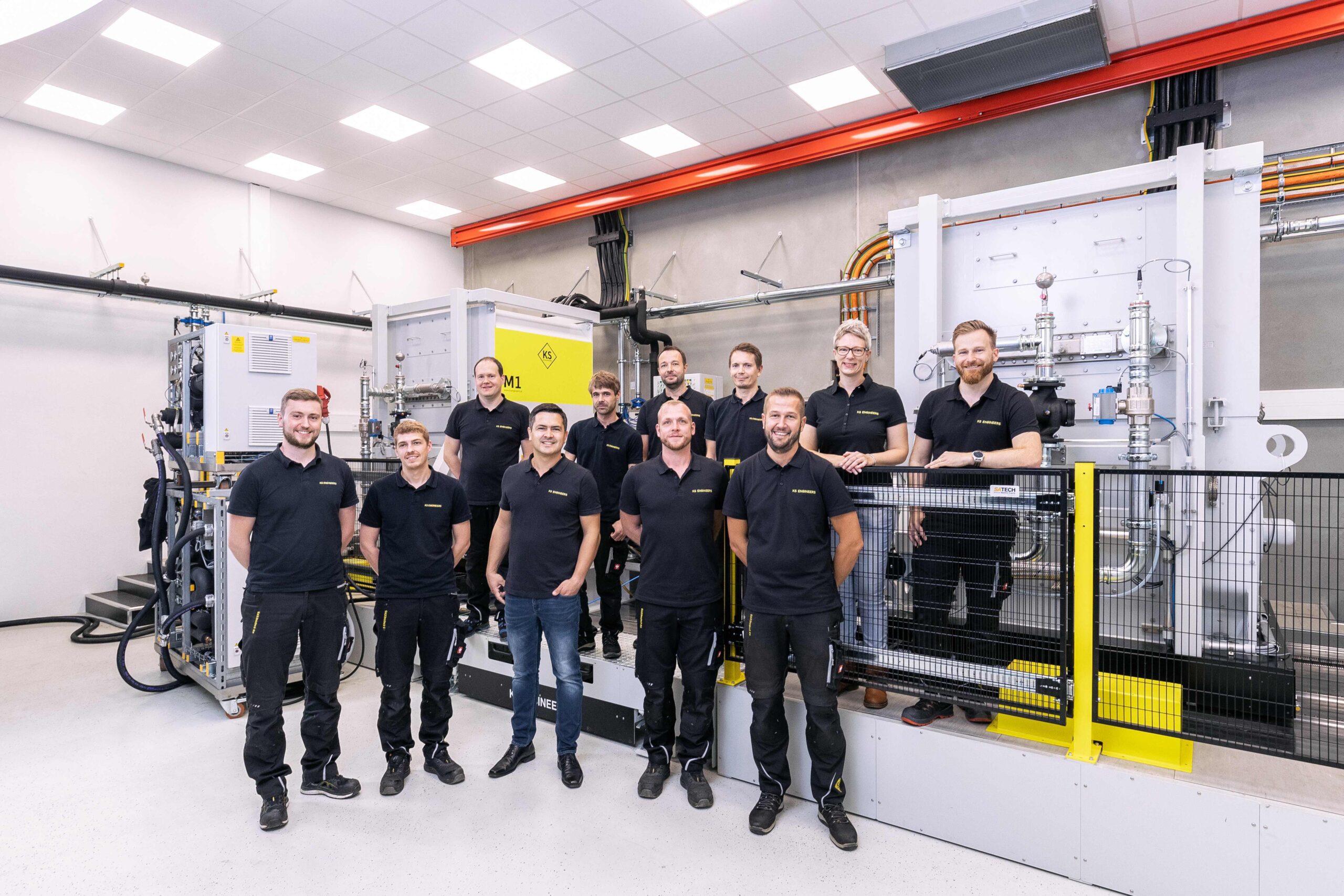 Portrait eines Teams vor einem Prüfstand