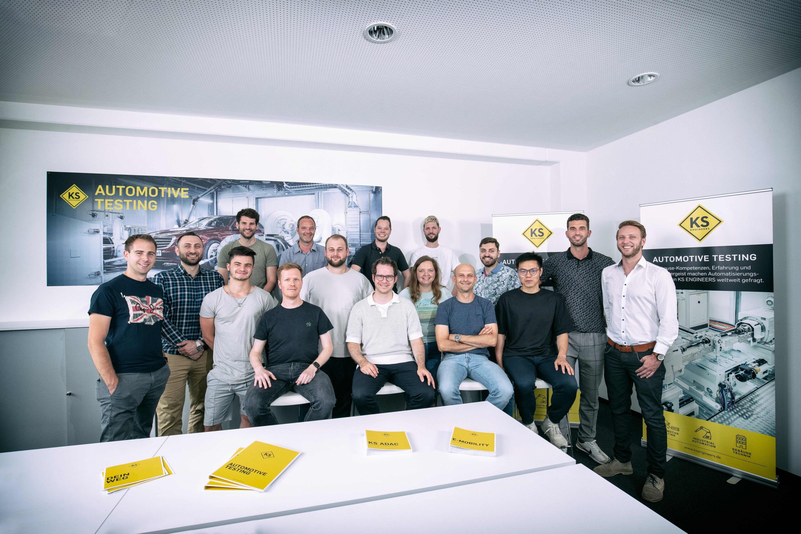 Gruppenfoto eines Teams in einem Büro