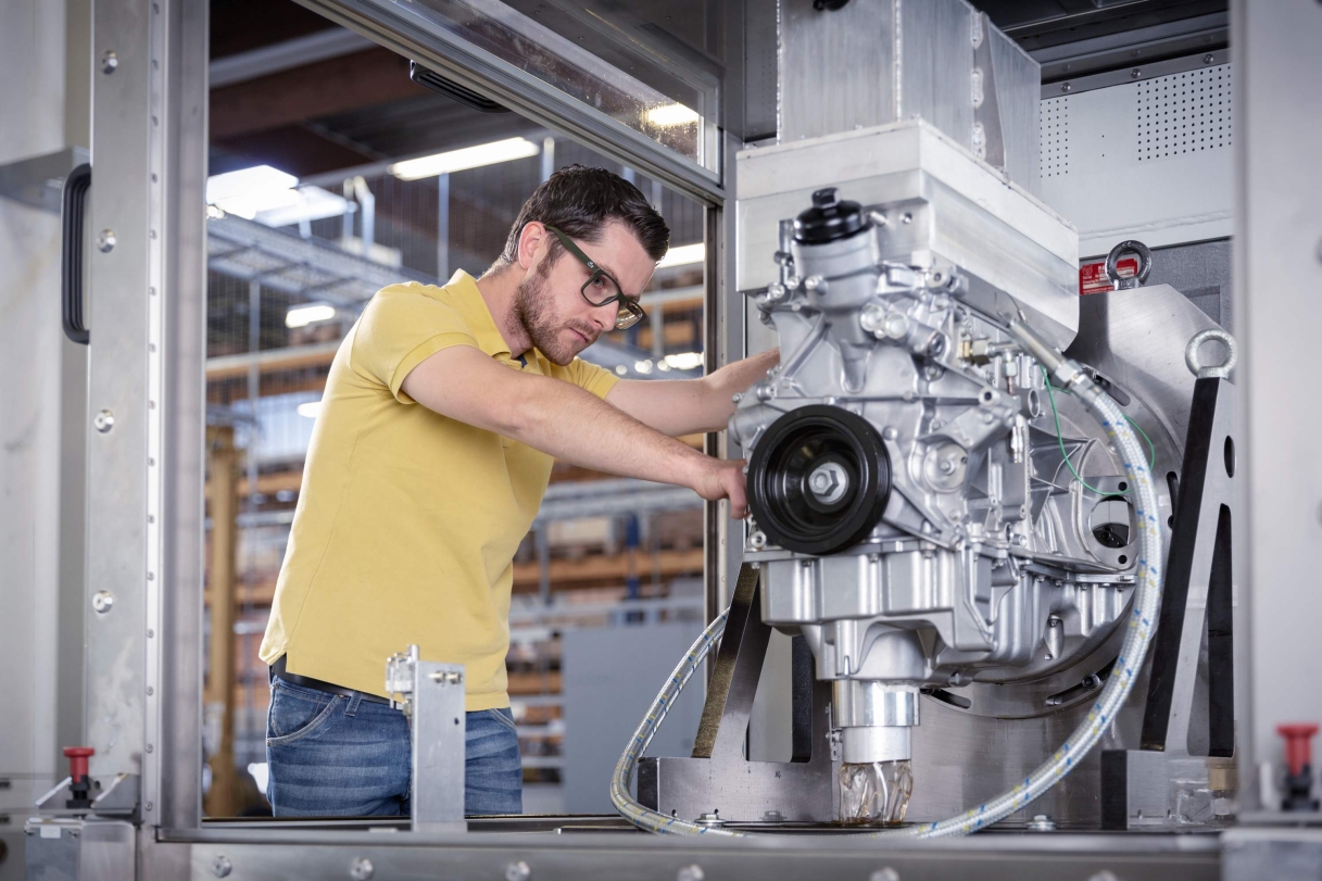 Eine Person arbeitet an einer industriellen Maschine